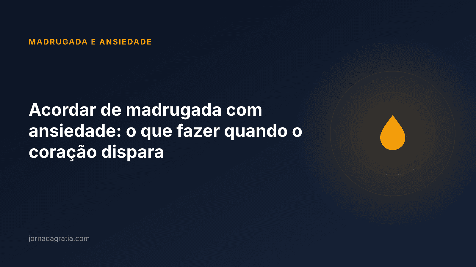 Pessoa sentada na cama no quarto escuro durante a madrugada, com a luz suave de um abajur, em momento de silêncio e reflexão